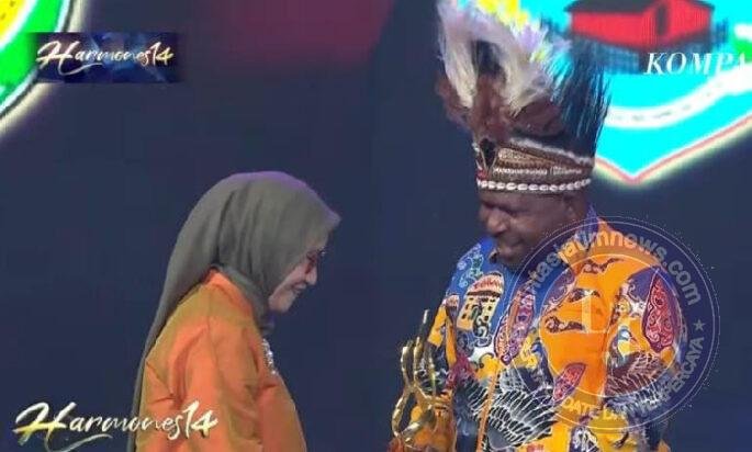 Menteri PANRB Rini Widyantini Serahkan Perhargaan ke Bupati Intan Jaya Aner Maisini