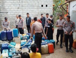 Polres Pasuruan dan PMII Salurkan 6.000 Liter Air Bersih ke Desa Karangjati Lumbang