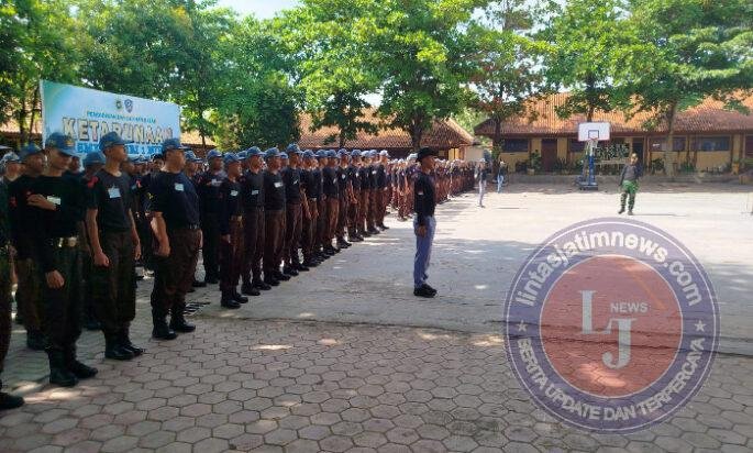 Babinsa Latih Tata Upacara Sekolah di SMK, Bentuk Karakter dan Disiplin Siswa