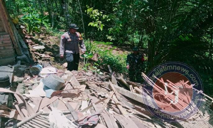 TNI Polri Sigap Bantu Korban Bencana Atap Dapur Roboh di Wilayah Pacitan