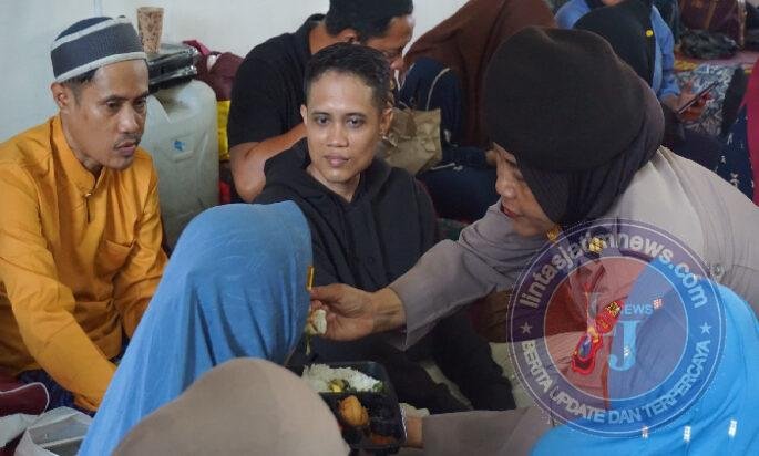 Polwan Polresta Sidoarjo Beri Pendampingan Keluarga Korban di Ponpes Al Khoziny