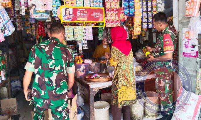 Babinsa Kunjungi Toko Kelontong, Lakukan Pengecekan Harga dan Ketersediaan Sembako