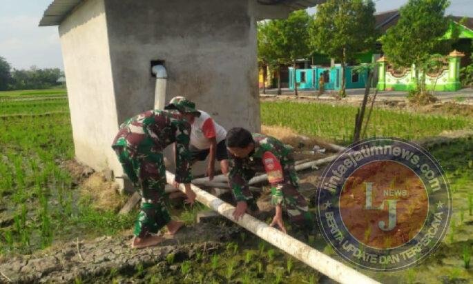 Babinsa Dampingi Petani dalam Pengairan Sawah