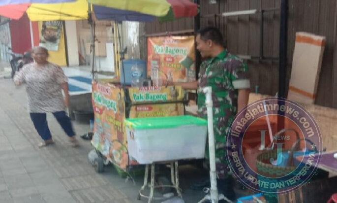 Babinsa Serengan Pantau UMKM di Wilayah Binaannya