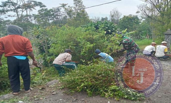 Babinsa Nogosari Ajak Warga Sembungan Gotong Royong Bersihkan Jalan Desa
